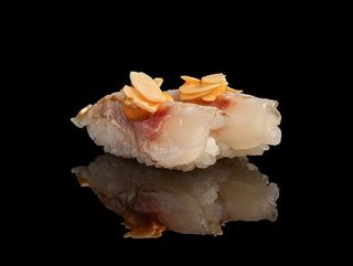 82 Nigiri suzuki flambé - 2 pezzi