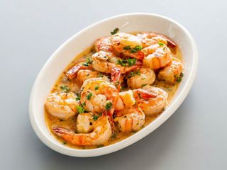 Camarones al ajillo con plátano