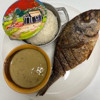 Pescado  frito+aroz ,guandules.