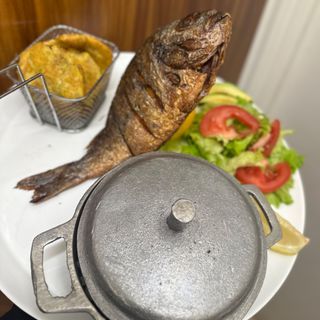 Pescado frito con plátano