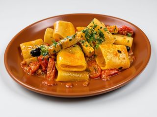 Calamarata triglie, pomodorini capperi e olive leccine 