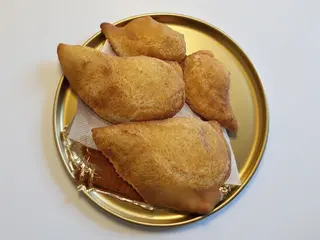 Calzone fritto con pomodoro e mozzarella