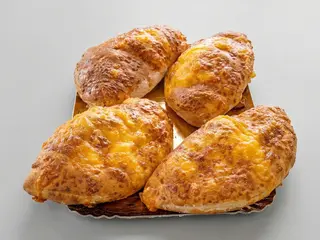 Calzone al forno con prosciutto e mozzarella