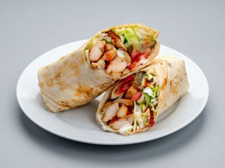 Piadina con kebab e patatine