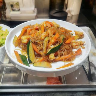 Spaghetti di soia con gamberi e verdure