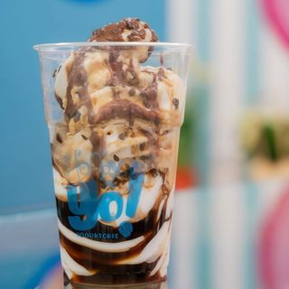 Yogurt affogato in coppetta maxi con le nostre creme di cioccolata