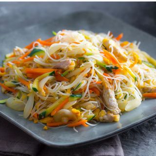 Spaghetti di riso con gamberi