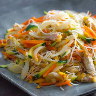 Spaghetti di riso con pollo 