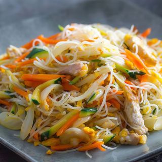 Spaghetti di riso con pollo al curry 