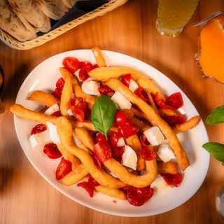 Strisce di impasto della pizza fritte Capri
