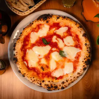 Pizza Margherita con bufala
