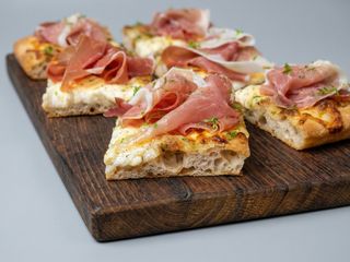 Focaccia crudo