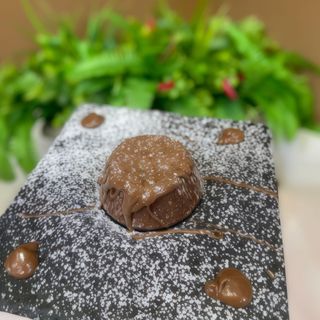 Soufflé ricoperto di cioccolato fondente