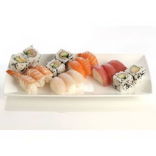 sushi parco 18 pezzi 12 nigiri misti e roll California 6 pezzi