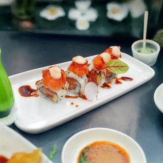 438. Sake spicy roll