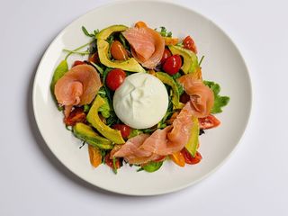 SALMONE E BURRATA(insalata)