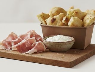 Focaccina olio e sale con Prosciutto crudo e stracchino