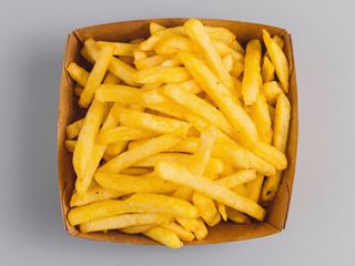 Patate fritte stick con ketchup e maionese