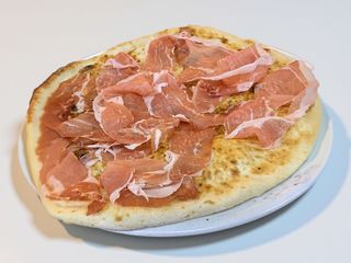 Focaccia con prosciutto crudo