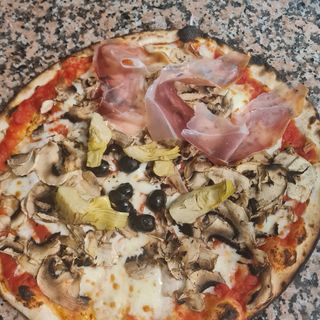 Pizza capricciosa