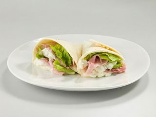 Piadina con prosciutto cotto, insalata e pomodoro