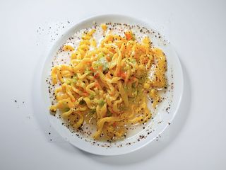 Tonnarelli artigianali con cacio e pepe e fiori di zucca