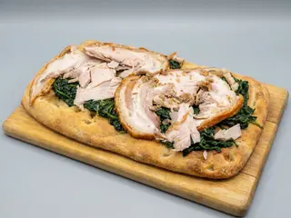 Panino con porchetta d'Ariccia e cicorietta saltata 