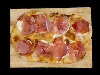 Pinsa Crudo e Bufala