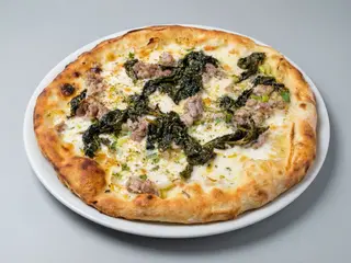 Pizza salsiccia e friarielli mozzarella