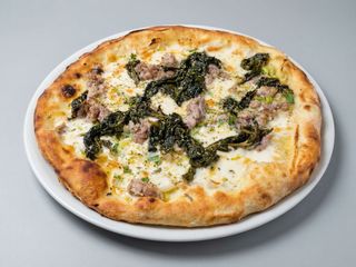 Pizza salsiccia e friarielli mozzarella