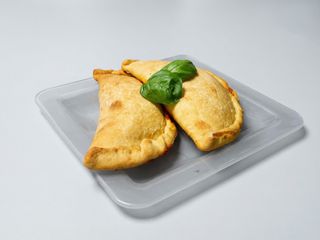 Calzone fritto mozzarella pomodoro e prosciutto cotto
