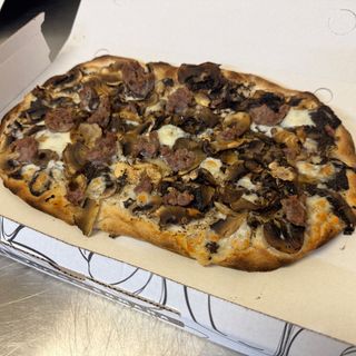 Pinsa Funghi Salsiccia e Tartufo (Bianca)