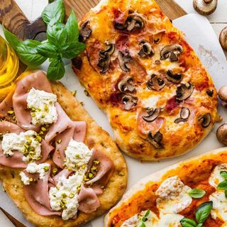 Pinsa Provola salsiccia e pomodorini (bianca)