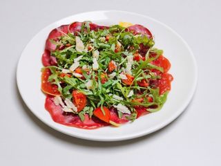 Bresaola, rucola, pomodorini e scaglie parmigiano