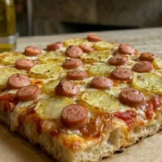 Pizza al trancio wurstel e patatine