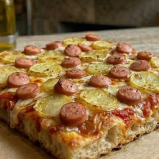Pizza al trancio wurstel e patatine