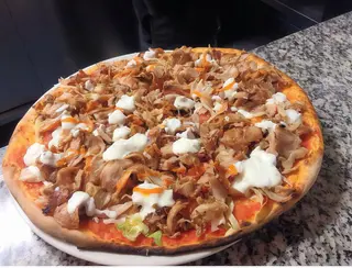 Pizza kebab con insalata