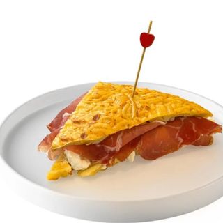Sandwich di pasta farcita con mozzarella e prosciutto crudo