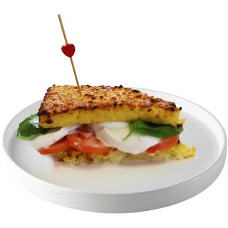 Sandwich di pasta farcita con pomodoro e burrata