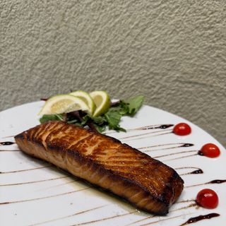 Trancio di salmone con contorno