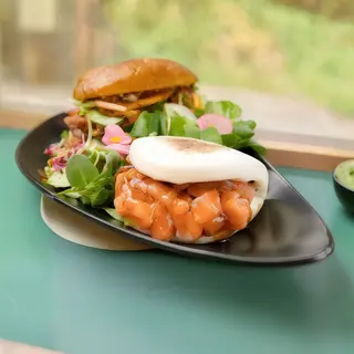 Bao burger con salmone crudo