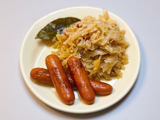 Würstel bolliti con crauti