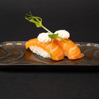 NIGIRI SAKE PHILA 2 PEZZI
