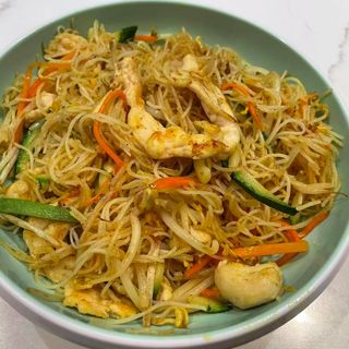 Spaghetti do riso con pollo curry