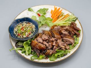 B4 Bún con anatra e insalata