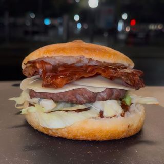 PADELLINO HAMBURGHER DI SCOTTONA,CACIOCAVALLO,BACON,INSALATA,BARBECUE