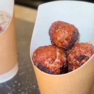 5 Polpette di macinato di scottona, cipolla caramellata e corn flakes