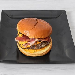 Bun con Hamburger, Patatine + Bevanda a Scelta