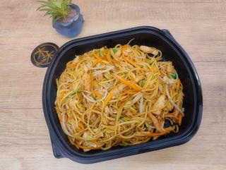 Spaghetti saltati con pollo e verdure