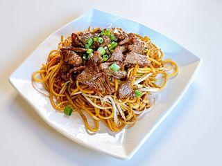 Spaghetti saltati con manzo e verdure